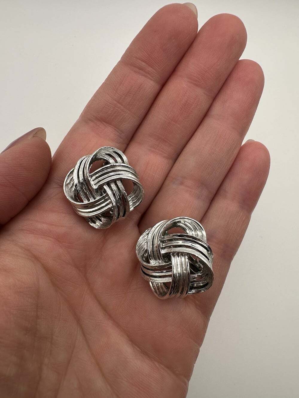LISNER Silver Tone Knot Brooch Pin & Clip-On Earrings Jewelry Set - Picture 2 of 6